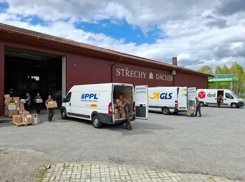 Kurýři si odvážejí zásilky z e-shopu vse pro střechu.